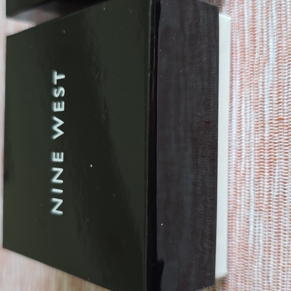 NINE WEST BRAND WOMEN'S FASHION JEWELRY BUNDLE OF 2 STRETCH BRACELETS - Picture 9 of 15